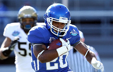 Kentucky's Derrick Locks picks up 71 yards rushing on 12 carries against Pittsburgh. (US Presswire)