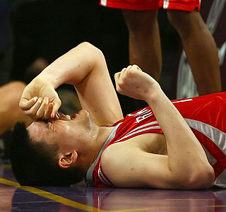 Yao's 28 points, 10 boards key to Rockets' victory in Game 1