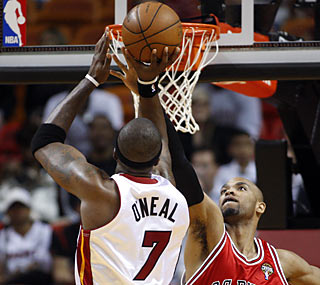 Jermaine O'Neal comes through with a season-high 25 points, which helps propel Miami to a crucial win.  (AP)